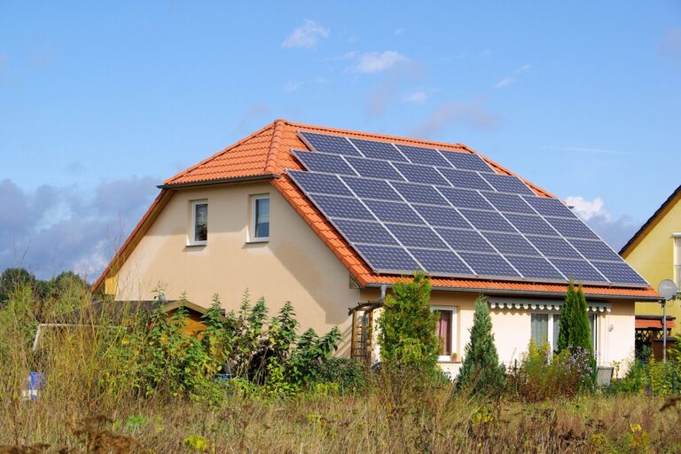 5 Rooftop Solar Panels Benefits - Energy Theory
