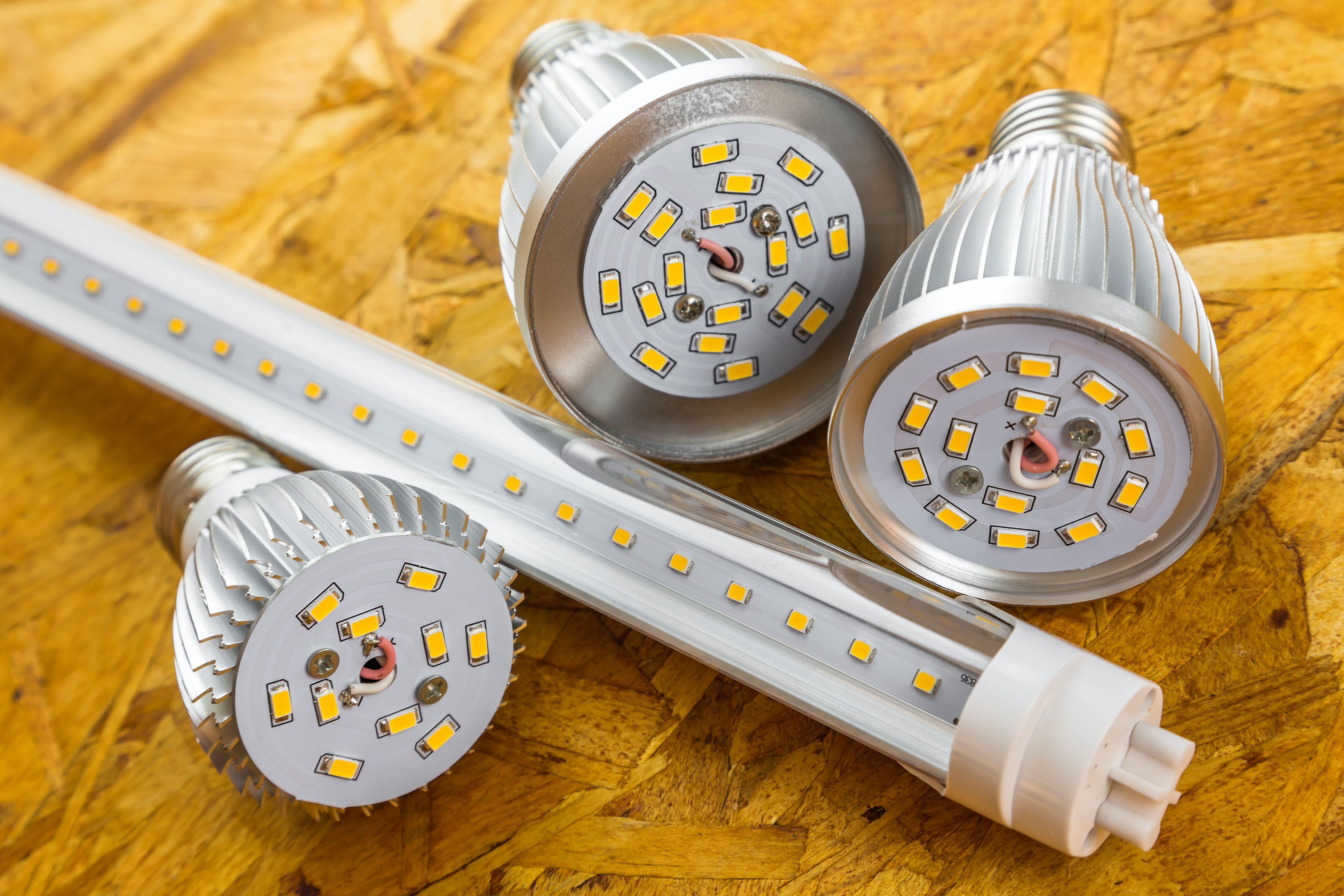 Hilitand Kit 500 LED 3mm – 5 Colori Assortiti (Rosso, Verde, Giallo, Bianco, Blu) In Scatola Portaoggetti, Per Elettronica E Fai Da Te